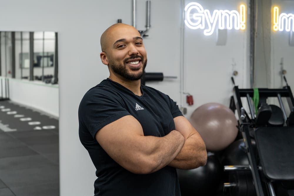 Bootcamp Trainer Victor Assigno in Essen im Fitnessstudio mit verschränkten Armen – professionelles Bootcamp-Training für Kraft und Ausdauer