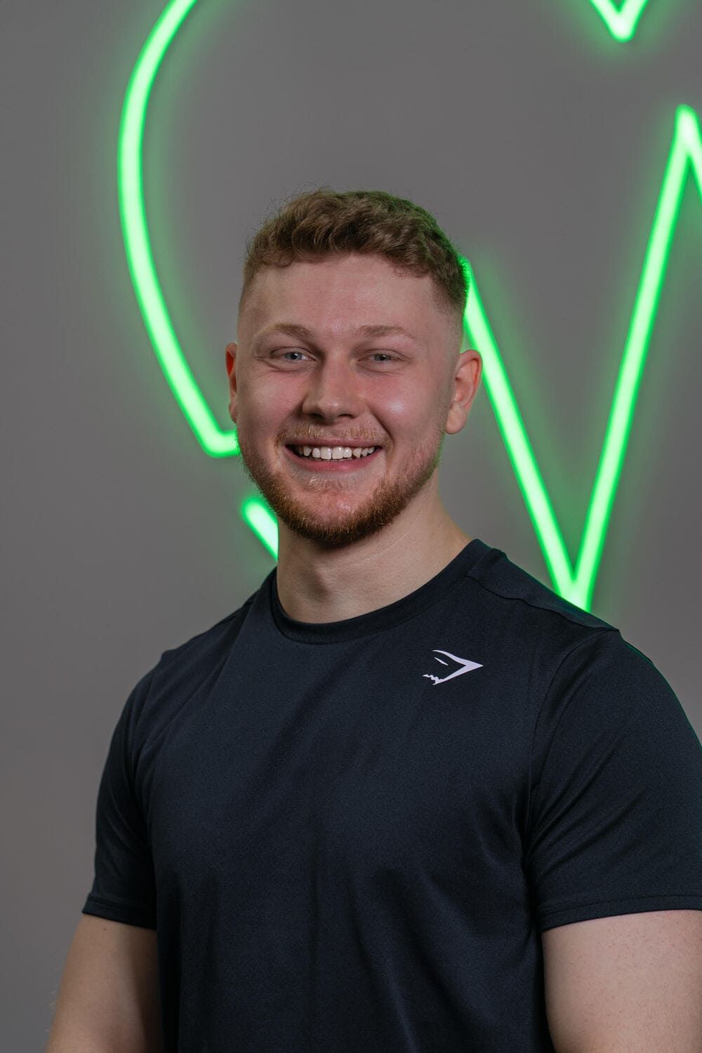 Bootcamp Trainer Victor Assigno in Essen im Fitnessstudio mit verschränkten Armen – professionelles Bootcamp-Training für Kraft und Ausdauer