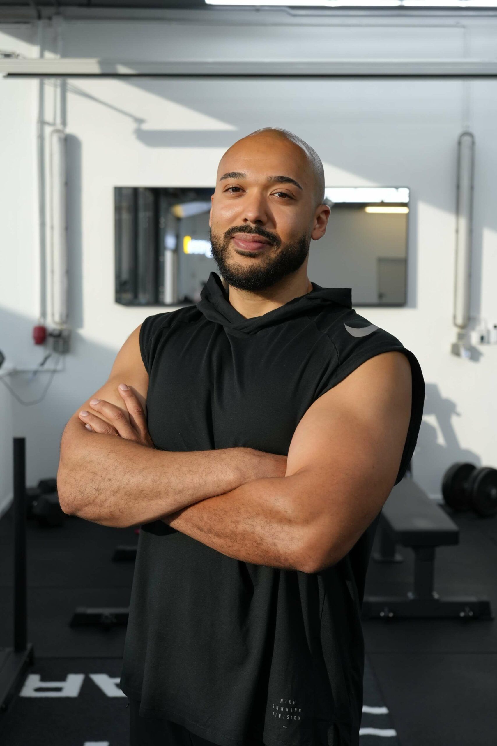 Bootcamp Trainer Victor Assigno in Essen im Fitnessstudio mit verschränkten Armen – professionelles Bootcamp-Training für Kraft und Ausdauer
